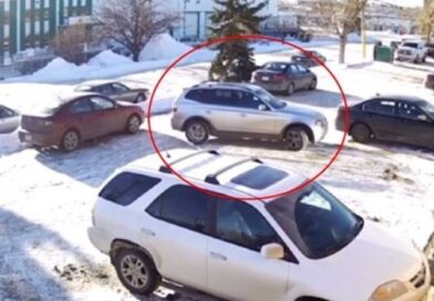 NADZORNA KAMERA ZABILJEŽILA NEVJEROVATNU SCENU: Pogledajte vozača ovog automobila i šta je uradio! DA LI JE MOGUĆE? (VIDEO)